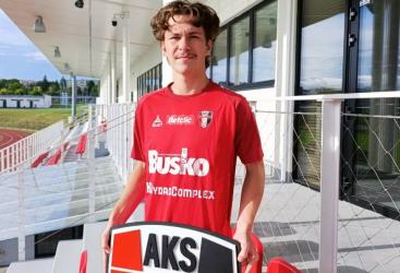 AKS 1947 Busko-Zdrój kontynuuje budowę kadry przed sezonem w Betclic 3. Lidze. Klub ogłosił pozyskanie kolejnego zawodnika, a już w sobotę drużyna rozegra piąty mecz kontrolny. Do inauguracji rozgrywek pozostało niespełna dwa tygodnie.