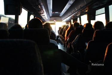 Z Buska-Zdroju nie ma bezpośredniego pociągu ani samolotu do Belgii czy Niemiec. Podróż koleją oznacza co najmniej kilkanaście godzin i kilka przesiadek. Samolotem: najpierw sto kilometrów do Krakowa-Balic, a po wylądowaniu jeszcze dojazd pod właściwy adres. Busy międzynarodowe rozwiązują ten problem inaczej, bo kierowca podjeżdża pod dom pasażera.
