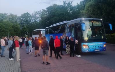 Rozpoczęły się wakacje pełne przygód dla ponad 80 dzieci i młodzieży z powiatu buskiego. We wtorkowy poranek uczestnicy letniego wypoczynku pożegnali swoich bliskich i wyruszyli do Władysławowa. Przez najbliższe 12 dni będą odpoczywać nad Bałtykiem, korzystając z bogatego programu przygotowanego przez organizatorów.