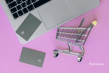 Wbrew wszelkim pozorom to właśnie asortyment przesądza o powodzeniu sklepu prowadzonego bez własnego magazynu. W drop shippingu towar trafia od dostawcy prosto do kupującego, ma niski próg wejścia, ale jednocześnie stawia przed przedsiębiorcą duże wymagania dotyczące towaru. Trzeba wybrać ten, który utrzyma dodatnią marżę po wszystkich kosztach i będzie się szybko rotował. Co się pod tym kryje? Chętnie rozwiejemy wątpliwości!