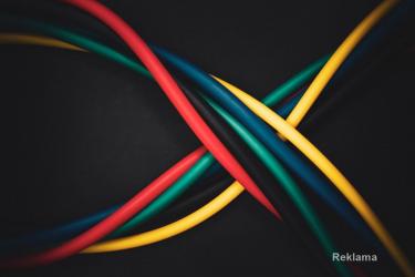 Wykonywanie trwałych i bezpiecznych połączeń elektrycznych czy zabezpieczanie uszkodzonych kabli to zadania, które wymagają odpowiednich rozwiązań. Sama taśma izolacyjna nie zawsze wystarczy. Często z czasem traci swoje właściwości klejące, a jej estetyczne nałożenie, zwłaszcza na nieregularnych kształtach, bywa problematyczne. 