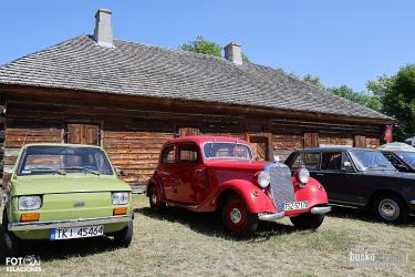 W niedzielę Park Etnograficzny w Tokarni zmienił się w wielki parking pełen motoryzacyjnej historii. Obok samochodów pamiętających czasy PRL-u można było zobaczyć motocykle i pojazdy, które na co dzień rzadko pojawiają się na drogach. Wśród uczestników nie zabrakło również reprezentantów powiatu buskiego.