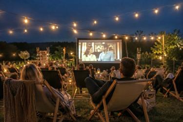 Letni wieczór, duży ekran i kino w plenerze. W najbliższy piątek, 14 sierpnia, w Pińczowie będzie można bezpłatnie obejrzeć film Małe miłości. Seans rozpocznie się o godz. 20:00 w Klubie Wodnym Kon-Tiki. To kolejna lokalna inicjatywa realizowana w ramach projektu Razem w kulturze.