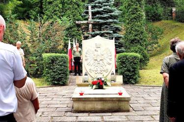 Pińczów upamiętni 87. rocznicę wybuchu II wojny światowej. Główne obchody odbędą się w niedzielę, 6 września 2026 roku. W programie znalazły się uroczystości na cmentarzu, msza święta w intencji Ojczyzny, a także spotkanie poświęcone działalności Szarych Szeregów w Pińczowie podczas niemieckiej okupacji.