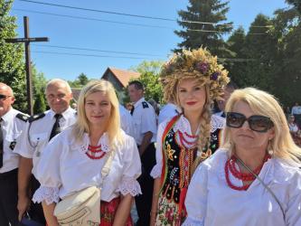 Tradycyjny korowód, dożynkowy ceremoniał, muzyka i podziękowania dla rolników wypełniły tegoroczne święto plonów w Solcu-Zdroju. Dożynki Gminne, które odbyły się 15 sierpnia, zgromadziły mieszkańców, gości i kuracjuszy. Jednym z najważniejszych momentów wydarzenia było rozstrzygnięcie konkursu na wieniec dożynkowy. Zwyciężył wieniec przygotowany przez Włosnowice.