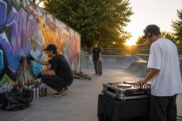 Spray w dłoń, pierwsze kroki breakdanceu i możliwość zajrzenia za konsoletę DJ-a. W piątek, 28 sierpnia, skatepark w Pińczowie stanie się miejscem spotkania ze sztuką uliczną, tańcem i muzyką. Udział we wszystkich zajęciach jest bezpłatny, a organizatorzy zapraszają dzieci, młodzież i dorosłych.