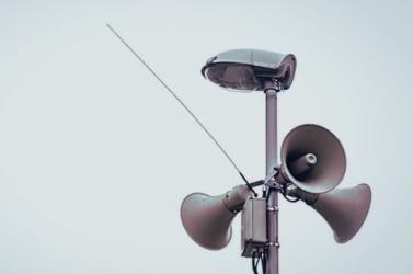 Co zrobić, gdy nagle rozlegnie się syrena alarmowa? Gdzie szukać wiarygodnych informacji o zagrożeniu i jak przygotować rodzinę do ewentualnej ewakuacji? Odpowiedzi na te pytania będzie można poznać już w sobotę, 29 sierpnia. W całym kraju odbędzie się Krajowy Trening Reagowania Akademii Ochrony Ludności i Obrony Cywilnej.