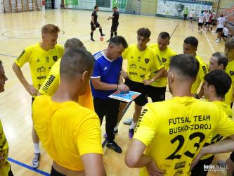 Futsal Team Busko-Zdrój ma za sobą drugi sprawdzian przed sezonem 2026/27. Busczanie zmierzyli się z Grodnem Dąbrówka, przegrywając 3:8. Zapraszamy do obejrzenia materiału wideo, w którym trener Wiesław Francuz opowiada o przygotowaniach drużyny do pierwszoligowych rozgrywek. 