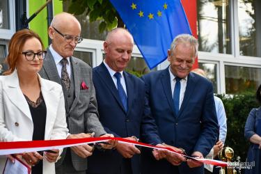 Pacanów stał się dziś centrum świętokrzyskiej oświaty. To właśnie tutaj odbyła się Wojewódzka Inauguracja Roku Szkolnego 2026/2027. Na miejsce uroczystości wybrano Szkołę Podstawową im. Kornela Makuszyńskiego. Po gruntownej modernizacji uczniowie wrócili do odnowionego budynku, zmodernizowanej sali gimnastycznej i nowych obiektów sportowych.