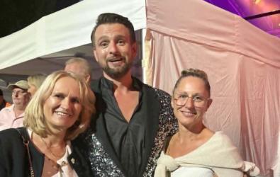 Najpiękniejsze melodie operetkowe i musicalowe, uznani soliści oraz orkiestra na plenerowej scenie. Członkowie i sympatycy Stowarzyszenia Razem Dzieciom z Buska-Zdroju spędzili ostatnią niedzielę sierpnia w Krakowie. Wyjazd na Galę Operetkową był kolejną odsłoną inicjatywy Kultura przez Duże K. 