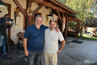 Były kamery, rozmowy i oczywiście olej tłoczony tak, jak robi się to tutaj od lat. Do Olejarni Zagłoby w Mikułowicach koło Buska-Zdroju zawitała ekipa Polsatu. Gospodarze pokazali swoją codzienną pracę i opowiedzieli o tradycji, która z rodzinnej pasji przerodziła się w rozpoznawalną lokalną markę. Efekty tej wizyty zobaczymy już 19 września.