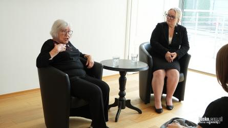 W czwartek, 3 września, w Buskiej Galerii Sztuki Willa Polonia odbyło się spotkanie w ramach projektu Poranek z historią. Jego gościem była Chana Lewkowicz z Ramat Gan w Izraelu, ocalała z Holokaustu, która podzieliła się z młodzieżą swoimi wspomnieniami z czasów II wojny światowej.