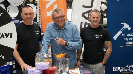 Trwa festyn z okazji ponownego otwarcia PSB Mrówka. Na odwiedzających czekają atrakcje dla dzieci, grill, konkursy i nagrody, a jednym z gości wydarzenia jest Darek Stolarz.  Zabawa potrwa do godziny 18.00, więc nadal jest czas, żeby dołączyć.