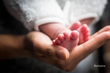 Narodziny dziecka i chrzest to wyjątkowe momenty dla całej rodziny. Obie okazje często wiążą się z wręczaniem prezentów. Dowiedz się jednak, na co warto zwrócić szczególną uwagę podczas wyboru tego typu upominków!