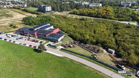Ciężki sprzęt pojawił się na placu budowy, a długo przygotowywana inwestycja weszła w fazę realizacji. Hospicjum w Busku-Zdroju zostanie rozbudowane o nowe, trzykondygnacyjne skrzydło. Placówka zyska 44 dodatkowe miejsca dla pacjentów, a także przestrzeń do rehabilitacji, odpoczynku i spotkań z najbliższymi. Całe przedsięwzięcie ma potrwać około dwóch lat.