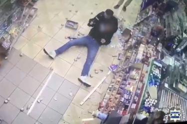 Niebezpieczny incydent w Pińczowie. Wczesnym rankiem policjanci zostali wezwani do mężczyzny, który miał skakać po zaparkowanych samochodach i dobijać się do sklepu. Gdy patrol dotarł na miejsce, 29-latek był już wewnątrz lokalu, gdzie pięściami i kopnięciami niszczył wyposażenie. Mężczyzna został obezwładniony i zatrzymany. 