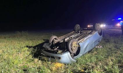 W nocy na drodze wojewódzkiej nr 973 w Piasku Wielkim, gmina Nowy Korzyn doszło do dachowania samochodu osobowego. Pojazdem podróżowały dwie osoby, które opuściły auto jeszcze przed przyjazdem strażaków. Po udzieleniu pomocy przez ratowników medycznych obie zostały przewiezione do szpitala.