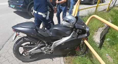 Wracamy do sprawy motocyklisty, który w lipcu dwukrotnie został zatrzymany przez buskich policjantów. Mężczyzna prowadził po alkoholu i uciekał przed funkcjonariuszami, mimo obowiązujących go sądowych zakazów. Teraz do Sądu Rejonowego w Busku-Zdroju trafił akt oskarżenia przeciwko Mateuszowi L.