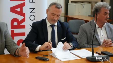 Powiat buski rozpoczyna realizację dwóch ważnych inwestycji drogowych na terenie gmin Pacanów i Stopnica. W środę, 7 października 2026 roku, podpisano umowy na budowę nowego mostu w Karsach Dolnych oraz remont 900-metrowego odcinka drogi powiatowej Dziesławice-Czyżów, zniszczonego podczas nawalnych deszczy w 2025 roku. 