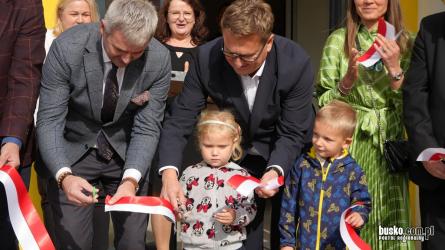 To inwestycja, na którą mieszkańcy Nowego Korczyna czekali od lat. W piątek, 9 października 2026 roku, uroczyście otwarto rozbudowane i gruntownie zmodernizowane przedszkole. Placówka przeszła dużą metamorfozę, zyskując nowe pomieszczenia i zaplecze.  Docelowo przedszkole będzie mogło zapewnić opiekę 75 dzieciom.