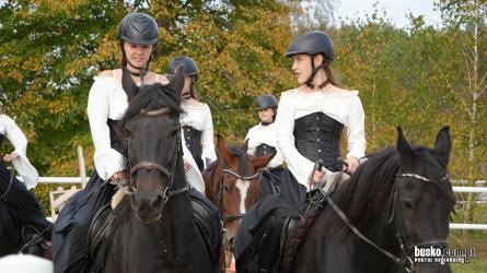 Sportowa rywalizacja, widowiskowe skoki przez przeszkody, synchroniczna jazda konna i efektowne popisy amazonek w galopie. W sobotę, 10 października 2026 roku, Ośrodek Jazdy Konnej i Hipoterapii Hipoland stał się miejscem wyjątkowego święta miłośników koni. 