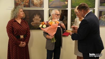 W sobotę, 10 października, w Galerii Sztuki Gromada w Busku-Zdroju otwarto wystawę Gorlice 2026, prezentującą fotografie 16 artystów z całej Polski. Podczas 38. wernisażu galerii profesor Waldemar Kozub został uhonorowany medalem Zasłużony Kulturze Gloria Artis.