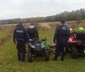 Poszukiwania 33-letniego mieszkańca gminy Tuczępy zakończyły się szczęśliwie. Mężczyzna znajdujący się w kryzysie emocjonalnym opuścił dom i odjechał quadem w nieznanym kierunku. Na nogi postawiono policjantów, strażaków i ratowników, a do działań skierowano również policyjny śmigłowiec z kamerą termowizyjną. 