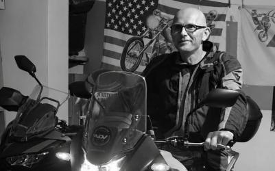 Miała być niezapomniana wyprawa, pełna pięknych widoków i radości z motocyklowej pasji. Zamiast kolejnych wspomnień pozostały łzy, niedowierzanie i ogromny ból. Podczas podróży po Portugalii i Hiszpanii tragicznie zginął mieszkaniec naszej gminy Krzysztof Parlicki. Mężczyzna osierocił dwoje dzieci. Teraz jego przyjaciele walczą o to, by mógł odbyć swoją ostatnią drogę do domu.