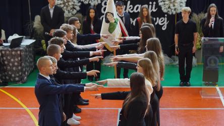 13 października 2026 roku w Zespole Szkół Ponadpodstawowych im. Mikołaja Kopernika w Busku-Zdroju odbyła się uroczystość łącząca obchody Dnia Edukacji Narodowej z jednym z najważniejszych wydarzeń w życiu szkolnym - ślubowaniem uczniów klas pierwszych i oficjalnym przyjęciem ich do społeczności szkoły.