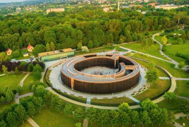 Województwo świętokrzyskie przyciąga coraz więcej turystów! W 2024 roku region odwiedziło ponad 5,5 miliona osób, co oznacza wzrost o 250 tysięcy w porównaniu do roku ubiegłego. W rankingu najchętniej odwiedzanych atrakcji turystycznych na podium znalazła się Tężnia Solankowa w Busku-Zdroju, która zajęła drugie miejsce.