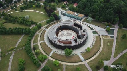 W pierwszy poniedziałek miesiąca, 4 sierpnia tradycyjnie wstęp na zewnętrzną tężnię solankową w Busku-Zdroju jest darmowy! To doskonała okazja dla mieszkańców, kuracjuszy i turystów, aby odwiedzić buski Kompleks Zdrojowy i doświadczyć wyjątkowego relaksu w imponującej tężni solankowej. Od jutra tężnia będzie nieczynna. 
