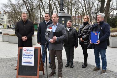 W środę, 28 lutego, na Placu Zwycięstwa w Busku-Zdroju odbyło się spotkanie z udziałem Kandydatów Koalicji Obywatelskiej w nadchodzących wyborach samorządowych 2024 roku. Paweł Ściubisz, kandydat na Burmistrza, oraz Radni i kandydaci na Radnych Rady Miejskiej, Rady Powiatu i Sejmiku Świętokrzyskiego, stanęli do bezpośredniej rozmowy z mieszkańcami.