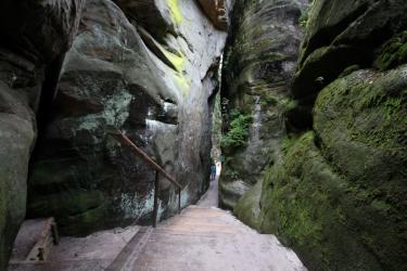 Skalne Miasto Adršpachto jedna z najpopularniejszych atrakcji turystycznych Czech. Bliskość granicy sprawia, że na wycieczkę po Skałach Adrszpaskich decyduje się każdego roku tysiące podróżnych z Polski, którzy za swoją destynację urlopową obierają kraj naszych południowych sąsiadów. Sprawdź, dlaczego warto odwiedzić to miejsce!