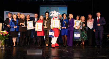 Podczas Wojewódzkich Obchodów Światowego Dnia Turystyki, które po raz 26. odbyły się w Kielcach, uhonorowano osoby i instytucje szczególnie zasłużone dla rozwoju turystyki w regionie świętokrzyskim. Wśród wyróżnionych znalazły się Europejskie Centrum Bajki  w Pacanowie oraz Gmina Pińczów, uznana za wiodącą gminę turystyczną.