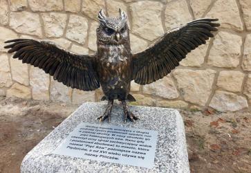 W Pińczowie można podziwiać pięć pięknych figurek sów, które zostały ustawione w strategicznych punktach miasta, nawiązując do legendy o etymologii jego nazwy. Według opowieści rycerz, wracając z podróży, spędził noc w okolicy Pińczowa, gdzie obudziły go odgłosy sów. Widząc piękno tej ziemi, postanowił założyć tu miasto, które później nazwano Pięć Sów, przekształcone w XVI wieku w Pińczów.