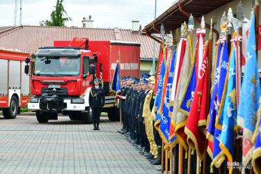 Strażacy od lat cieszą się ogromnym szacunkiem mieszkańców - są zawsze tam, gdzie potrzebna jest pomoc, odwaga i poświęcenie. Już w maju mieszkańcy powiatu buskiego będą mieli okazję wspólnie podziękować funkcjonariuszom Państwowej Straży Pożarnej oraz druhom Ochotniczych Straży Pożarnych podczas Powiatowych Obchodów Dnia Strażaka 2026. 