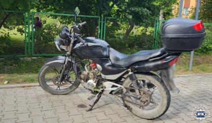W środę po południu w jednej z miejscowości na terenie gminy Busko-Zdrój policjanci z miejscowej drogówki zauważyli motorowerzystę, którego styl jazdy wskazywał, że może znajdować się pod wpływem alkoholu. Kierujący zignorował sygnały do zatrzymania i podjął próbę ucieczki. Po krótkim pościgu został zatrzymany przez mundurowych.