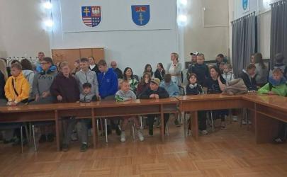 Dzięki zaangażowaniu Stowarzyszenia „Razem Dzieciom” w Busku-Zdroju, we wtorek 29 lipca 2025 roku rozpoczął się letni wypoczynek dla 85 dzieci z powiatu buskiego. Zbiórka odbyła się o godzinie 3:45 w Starostwie Powiatowym w Busku-Zdroju, skąd dwa autokary wyruszyły w stronę Władysławowa. 