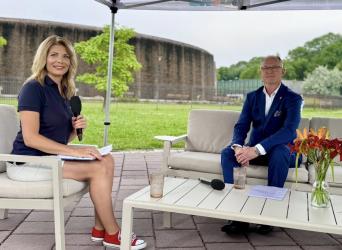 W sobotę, 26 lipca 2025 roku, Busko-Zdrój stało się plenerową sceną programu na żywo Wakacje z TVP3 Kielce. Transmisja została zrealizowana w malowniczym otoczeniu przy Kompleksie Tężnia Busko. Choć nagraniom towarzyszył lekki deszcz, aura dodała wydarzeniu nastrojowego klimatu, uwydatniając zieleń i charakterystyczną przestrzeń uzdrowiskowego miasta.