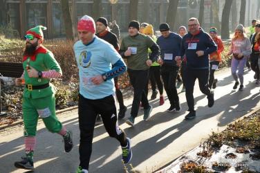 Już po raz dziewiąty miłośnicy biegania i aktywnego stylu życia spotkają się w Busku-Zdroju, aby wspólnie pożegnać stary rok w sportowej atmosferze. Buski Bieg Sylwestrowy odbędzie się 31 grudnia 2025 roku o godzinie 11:00, a jego start i meta zlokalizowane będą przy Buskim Samorządowym Domu Kultury przy al. Mickiewicza 22.