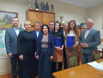 Ślubowanie nauczyciela mianowanego stanowi doniosłe i symboliczne potwierdzenie gotowości do podjęcia nowych obowiązków wynikających z uzyskania kolejnego stopnia awansu zawodowego. Jest to jeden z najważniejszych momentów w karierze każdego pedagoga. 