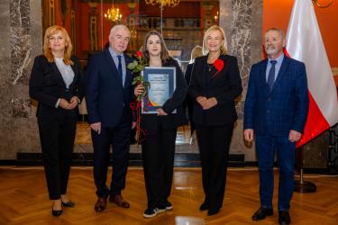 W Wojewódzkim Domu Kultury w Kielcach odbyła się 26. gala Talentów Świętokrzyski, podczas której uhonorowano 22 wybitnych uczniów i studentów regionu. W gronie nagrodzonych znalazła się pochodząca z Buska-Zdroju Lena Matuszewska, laureatka wielu ogólnopolskich i międzynarodowych turniejów tańca nowoczesnego, w tym Mistrzostw Świata WADF Warszawa 2024.


