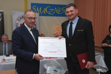 W listopadzie obchodzone są Dni Honorowego Krwiodawstwa - święta wszystkich dawców krwi, wolontariuszy, pracowników instytucji służby krwi oraz osób zaangażowanych w procesy leczenia krwią. To wyjątkowa okazja, by wyrazić wdzięczność za bezinteresowną pomoc, wspieranie chorych oraz dzielenie się bezcennym darem, jakim jest krew. Zobacz materiał wideo.