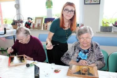 W Domu Zdrojowym przy buskiej tężni zaplanowano wyjątkowe wydarzenie prezentujące twórczość pacjentów buskiego Hospicjum oraz książkę Sercem pisane. To okazja, by zobaczyć efekty ich artystycznej pracy i poznać poruszającą literacką historię.