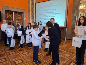 Znajomość języka polskiego i szacunek dla historii mogą iść w parze - najlepiej udowadniają to uczniowie Publicznej Szkoły Podstawowej nr 1 w Busku-Zdroju, którzy znaleźli się w gronie laureatów XIII Ogólnopolskiego Dyktanda Niepodległościowego Po polsku o historii.