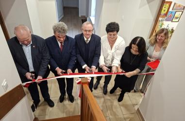 Odnowione pomieszczenia Warsztatów Terapii Zajęciowej w Busku-Zdroju zostały oficjalnie oddane do użytku, przynosząc uczestnikom i kadrze zupełnie nową jakość pracy i terapii.