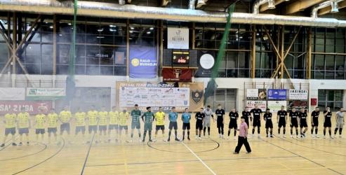 Ostatnia kolejka sezonu II ligi futsalu przyniesie kibicom z Buska-Zdroju wyjątkowe sportowe emocje. W czwartkowy wieczór w hali PMOS przy ulicy Kusocińskiego odbędzie się derbowe spotkanie, w którym BSF Busko-Zdrój zmierzy się z Futsal Team Busko-Zdrój.