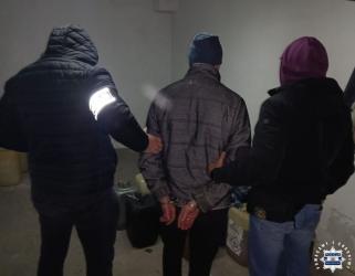 Buscy policjanci zakończyli śledztwo w sprawie wielomiesięcznego procederu kradzieży paliwa, którego miał dopuścić się 44-letni mieszkaniec miasta. Mężczyzna, pracując jako kierowca busa, wykorzystywał służbową kartę paliwową do nielegalnego pozyskiwania oleju napędowego.