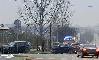 W Busku-Zdroju w ciągu dwóch kolejnych dni doszło do dwóch podobnych zdarzeń drogowych. Obie kolizje wydarzyły się w tym samym rejonie miasta, w podobnej porze, na skrzyżowaniu ulic Rokosza, Młyńskiej i Waryńskiego.