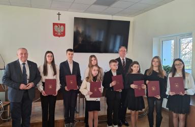Wyjątkowe osiągnięcia, konsekwencja w nauce i imponujące zaangażowanie - to właśnie cechy, które wyróżniają dziewięcioro uczniów szkół podstawowych Gminy Busko-Zdrój, uhonorowanych Stypendium Burmistrza Miasta i Gminy Busko-Zdrój.